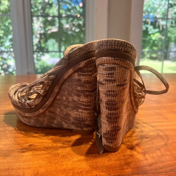 BCBG Max Azria platform sandals - Picture 2 of 3